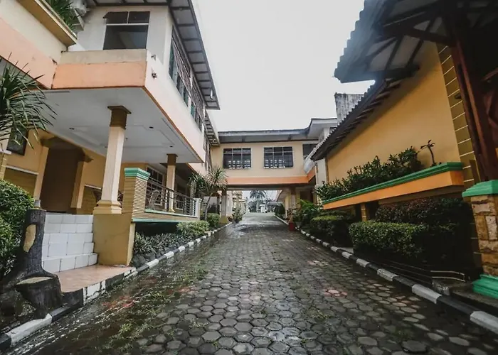 RedDoorz Plus At Megamendung Puncak Bogor